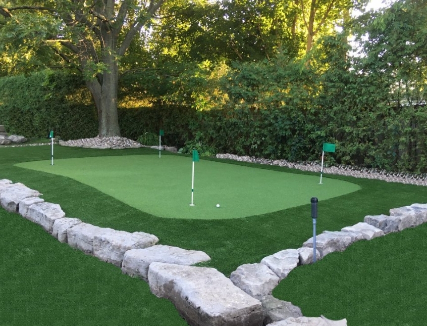 putting greenand rock edging